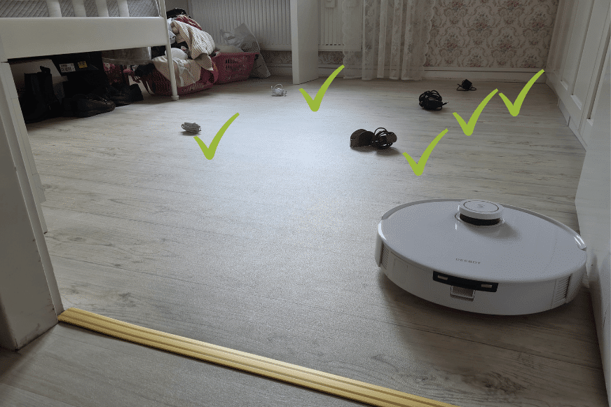 Ecovacs Deevot T10 beim Objekterkennungstest von zusammengerollten Kabeln